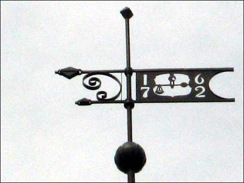  - Ратуша . Флюгер на ратушнай вежы з гербам горада