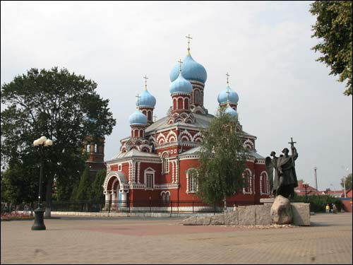 Sobór, widok z południowego wschodu; obok pomnik kniazia Borysa, założyciela miasta Borysów. Sobór Zmartwychwstania Pańskiego