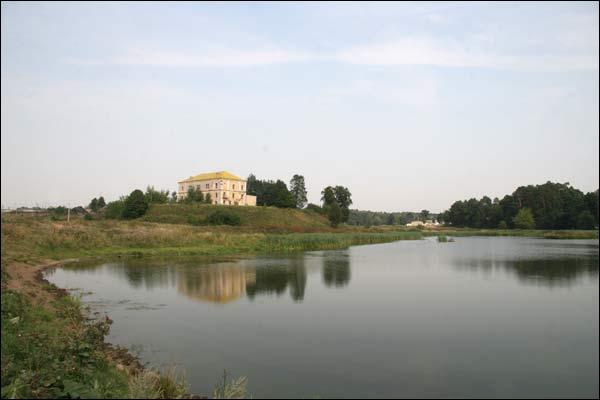  - Сядзіба . Погляд на гарадзішча, сядзібу і стаў ад поўдня. Фота 08.2008