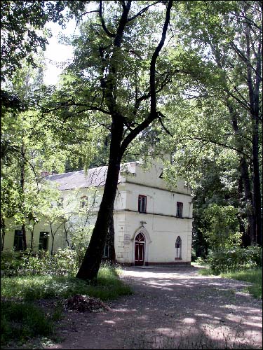  - Zespół dworsko-parkowy Czapskich. Budynek mieszkalny pracowników pałacu