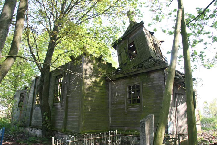 Komsicze |  Cerkiew . Ruiny cerkwi cmentarnej w Komsiczach