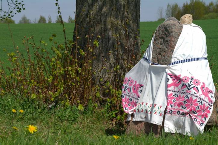 Połoczany.  Kamienny krzyż
