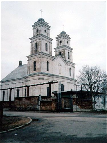  - Kościół Św. Trójcy. Fasada główna i boczna