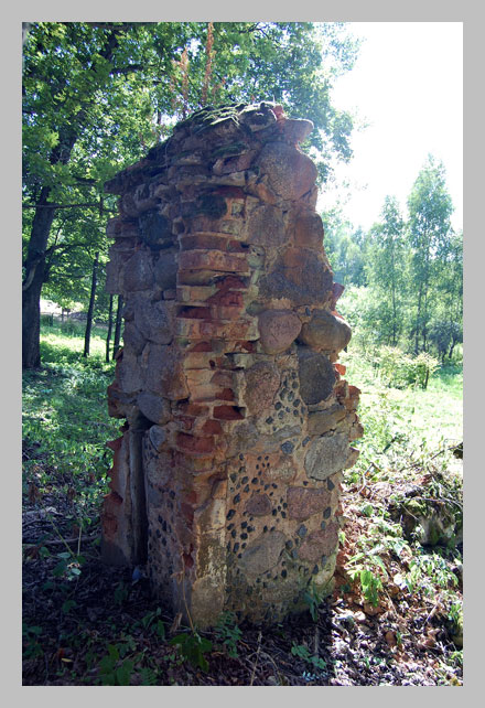 Капліца-пахавальня Вішнеўскіх (1884 р.) у в. Малая Барздынь (Юрздаўка). Парэшткі брамы. Малая Барздынь (Юрздаўка). Капліца-пахавальня Вішнеўскіх