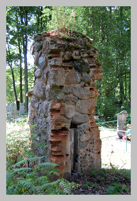 Капліца-пахавальня Вішнеўскіх (1884 р.) у в. Малая Барздынь (Юрздаўка). Парэшткі брамы. Малая Барздынь (Юрздаўка). Капліца-пахавальня Вішнеўскіх