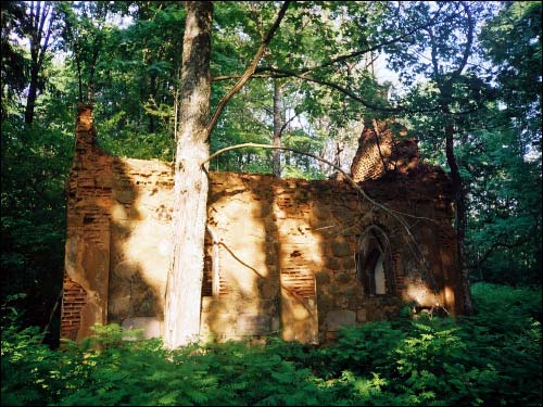 Бакавы фасад, 2003 г. Малая Барздынь (Юрздаўка). Капліца-пахавальня Вішнеўскіх