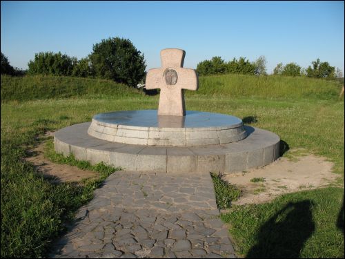  - Site of ancient settlement «Zamečak». Memorial cross on the mound «Zamečak» in Zasłaŭie