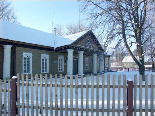 Błoń |  Zespół dworsko-parkowy . Fasada główna