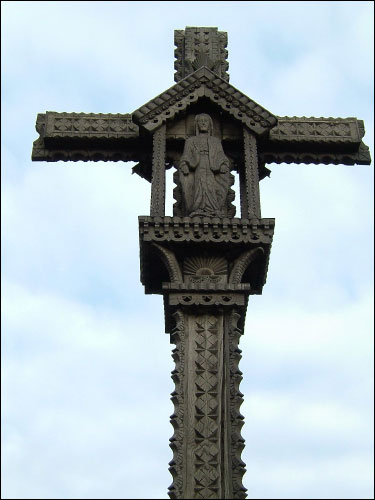  - Kościół Zwiastowania NMP. Krzyż koło kościoła