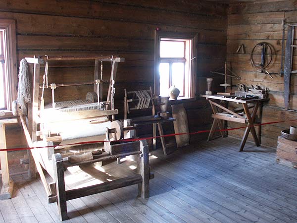  - Сядзіба Міцкевічаў у Акіньчыцах. Сярод экспанатаў аналагі рэчаў, якімі карысталася сям’я Міцкевічаў, прадметы сямейнага побыту канца ХІХ стагоддзя.