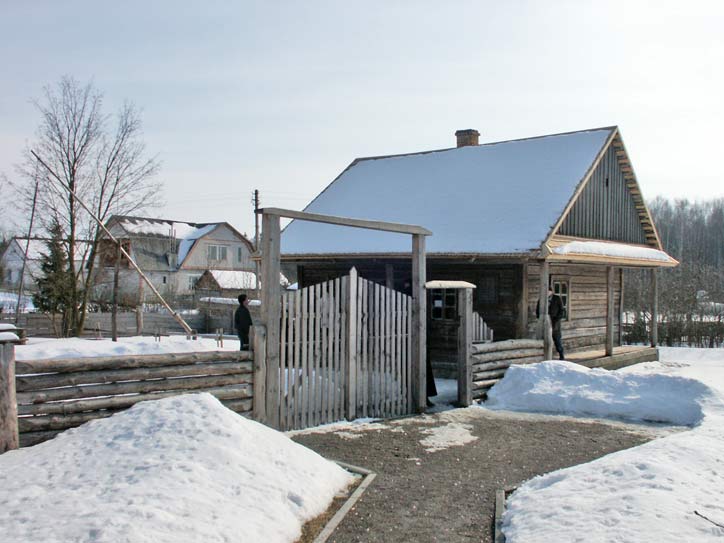  - Сядзіба Міцкевічаў у Акіньчыцах. Сядзіба ўзноўлена, на яе тэрыторыі – гумно, склеп, калодзеж, хата.