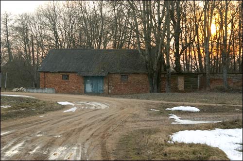 Pierwomajski (Kuchcicze). Dwór gospodarczy 