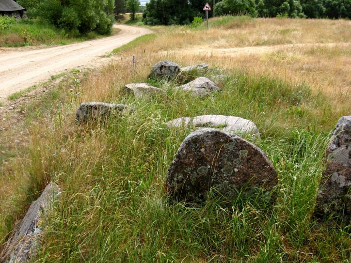 Hiliki.  The Rock graves