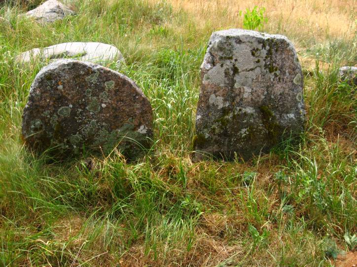 Hiliki.  The Rock graves
