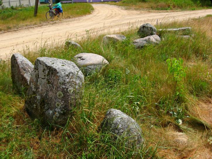 Hiliki.  The Rock graves