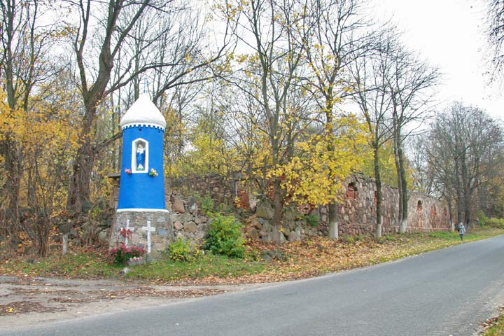 Łukaviec |  Farmstead of Šumski / Borowski. View at the chapel and the stable in Łukaviec