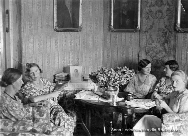  - Dwór Wojniłłowiczów. Podwieczorek w salonie. Pani druga od lewej sidzaca obok stolika z fotografia to Anna Wojnillowiczowa
