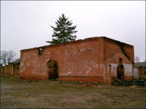  - Сядзіба Вайніловічаў. Былая стайня. Згарэла з конямі ў 2007 г.