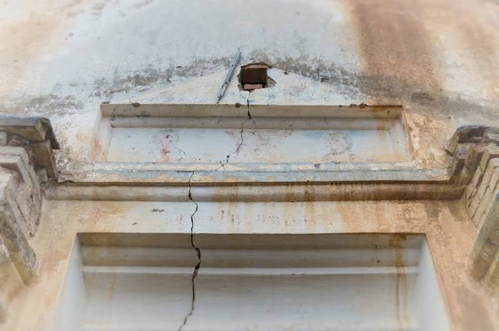  - Царква . Фрагмент партала. Прасочваюцца сляды іконага роспісу і надпіса