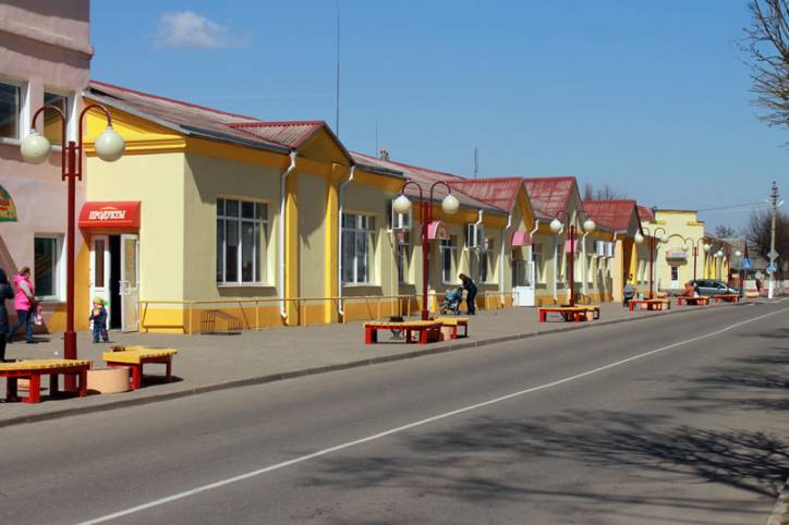 Ці то даваенныя, ці то адразу пасляваенныя гандлёвыя шэрагі Старыя Дарогі. Вуліцы мястэчка
