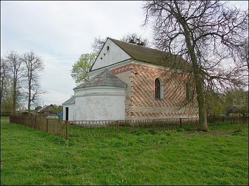 Użanka |  Kaplica M.B. Ostrobramska. Fasada boczna i apsyda