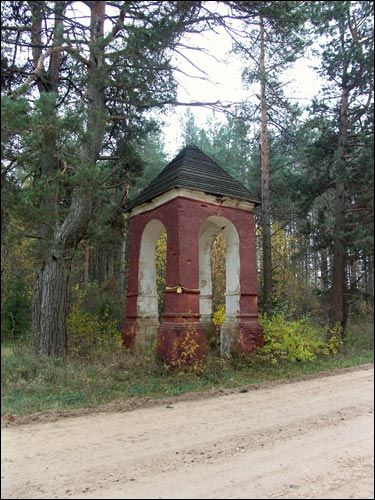 Агульны выгляд Пярэжары. Каплічка прыдарожная