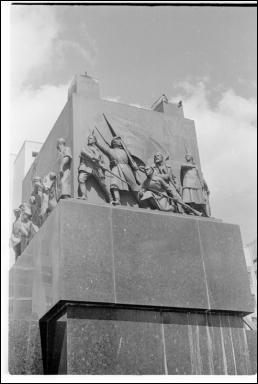  - Город на фотографиях времен 2-ой мировой войны . Фрагмент постамента статуи Ленина в Минске (июль 1941)