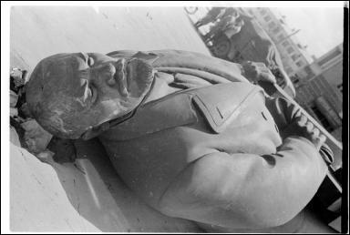  - Город на фотографиях времен 2-ой мировой войны . Статуя Ленина лежит на земле (июль 1941)