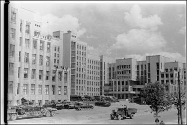  - Город на фотографиях времен 2-ой мировой войны . Дом Правительства (июль 1941)