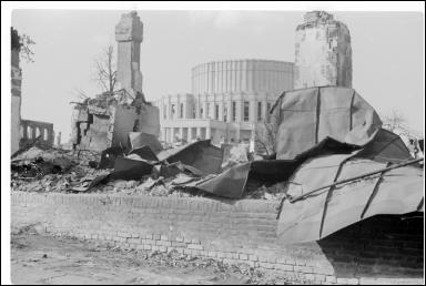  - Город на фотографиях времен 2-ой мировой войны . Минская опера позади руин (июль 1941)