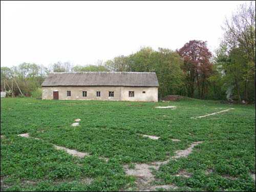  - Park dworski Hutowskich. Wozownia. Przed budynkiem widoczne fragmenty fundamentów pałacu