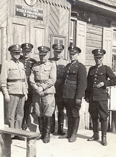  - Miasteczko na starych fotografiach . Posterunek Policji Państwowej w Snowiu i jego obsada. Trzeci z prawej: Józef Piekarski.