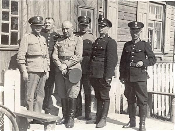  - Miasteczko na starych fotografiach . Posterunek Policji Państwowej w Snowiu i jego obsada. Trzeci z prawej: Józef Piekarski.