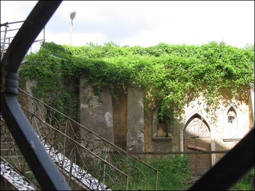 Нясвіж |  Замак Радзівілаў Рэканструкцыя, 2006. Дворык паміж ровам і паўночным крылом, 01.07.2006