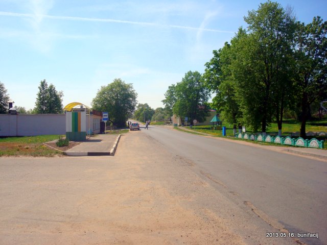  - Пейзажи . Улица в центре деревни