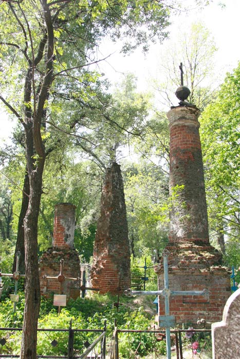  - Могілкі старыя. На могілках у Петрыкаве захаваліся 3 помніка-слупа з чырвонай цэглы, якія паходзяць, верагодна, з сяр. ХIX ст.