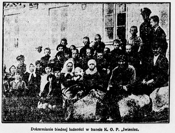  -  Koszary 6 Batalionu KOP. Dokarmianie biednej ludności przez Korpus Ochrony Pogranizca - 1932 r. 