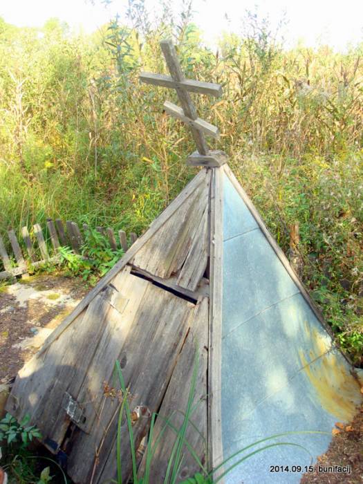  -  Родник. В д. Ловжа  приблизительно в 16 веке был найден уникальный целебный источник, помогающий страждущим в исцелении от глазных болезней.