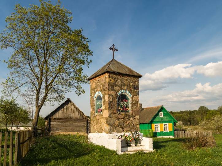 Miedryki. Road chapel 