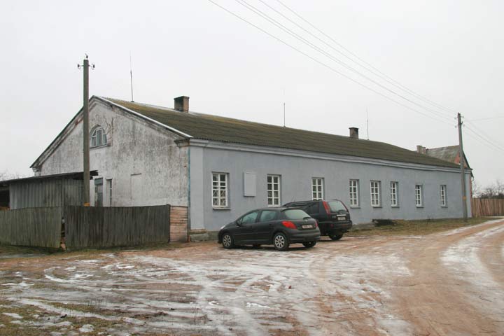 Дзягільна.  Стайні