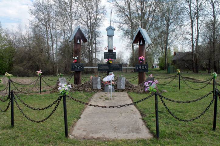 Čarnahubava.  Memorial to villagers, victims of repression