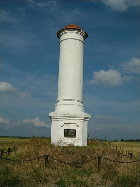 Skoki |   Kolumna memoriał. Kolumna Św. Rafała w pobliżu wsi Skoki