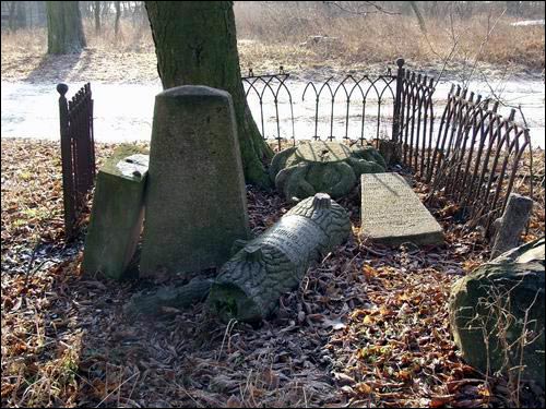 Szczytniki Małe |  Cerkiew Opieki Matki Boskiej. Zniszczone stare nagrobki na cmentarzu przycerkiewnym