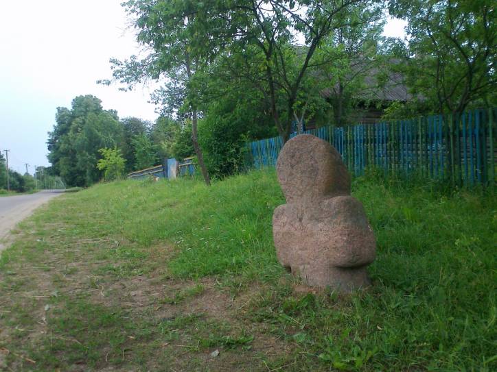 Заполье.  Каменный крест