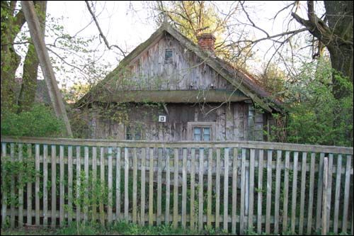 Bezdzież |  We wsi . Stara chata, 04 2009