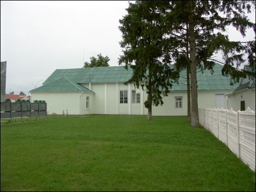  - Kościół . Widok z boku (07/2004)