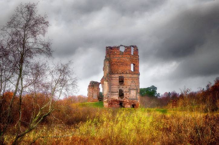 Smalany.  White Kovel Castle, ruins