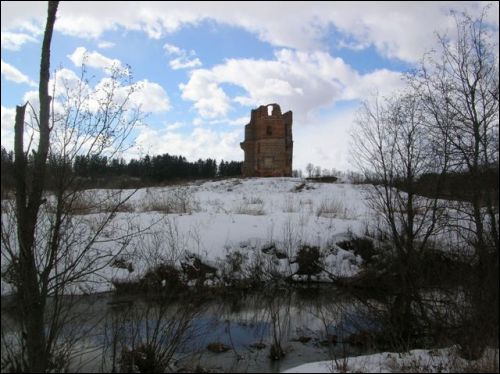  - Krajobrazy . Widok ruin z drogi w centrum