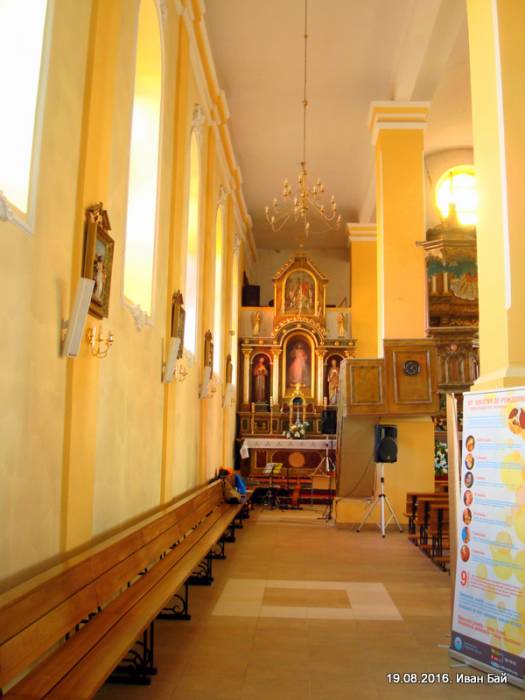 Костёл Рождества Пресвятой Девы Марии Браславе. Левый неф  - Костёл Рождества Пресвятой Девы Марии. Левый неф