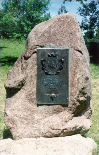  - Zamczysko . Głaz z herbem Brasławia upamiętniający datę założenia miasta, fot. 2001